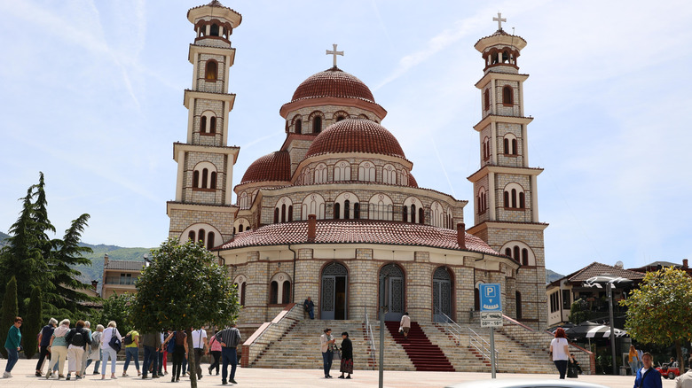 La cathédrale de la Résurrection s'élève sur une place très fréquentée à Korca, en Albanie