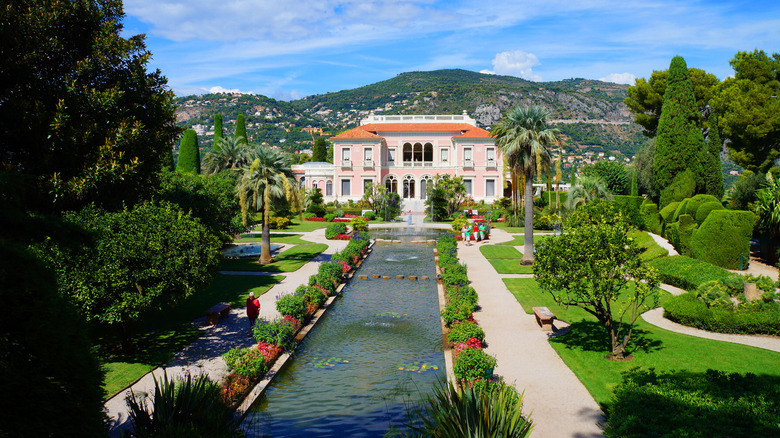 La célèbre Villa & Jardins Ephrussi de Rothschild avec extérieur rose à Saint-Jean-Cap-Ferrat, sud de la France
