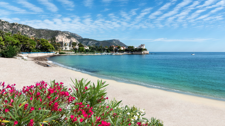 Plage de sable blanc et mer bleu clair à Saint-Jean-Cap-Ferrat, sud de la France