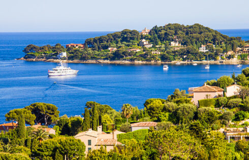 Cette élégante station balnéaire de la Côte d’Azur est une destination balnéaire au charme méditerranéen