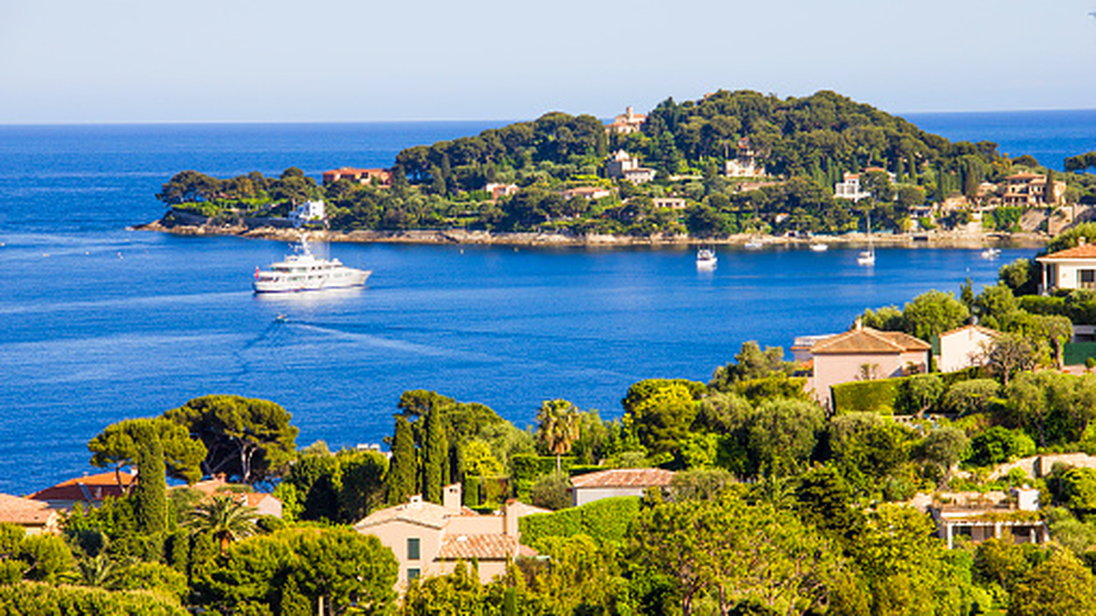 Cette élégante station balnéaire de la Côte d’Azur est une destination balnéaire au charme méditerranéen