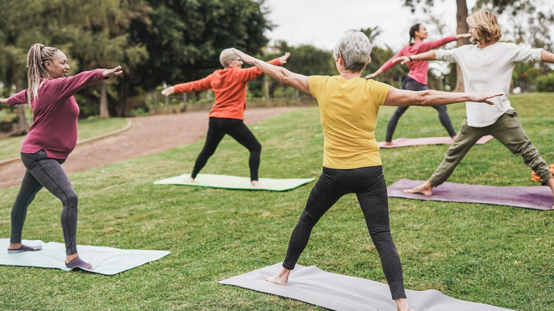 Femmes âgées faisant du yoga dans un parc britannique