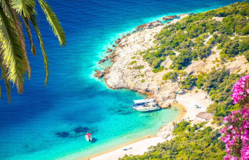 Oubliez Santorin, visitez l'île sous-estimée de Croatie avec moins de monde et des plages aux eaux turquoise