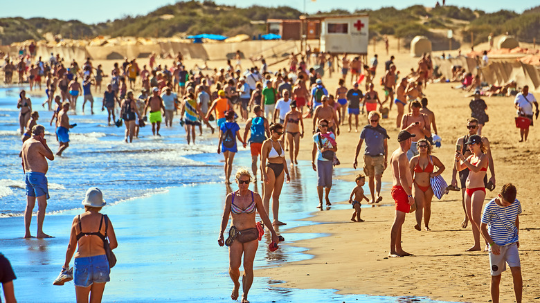 Des foules de vacanciers sur une plage de villégiature aux îles Canaries
