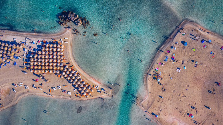 Vue aérienne de la plage d'Elafonissi, en Crète, avec transats et eau turquoise