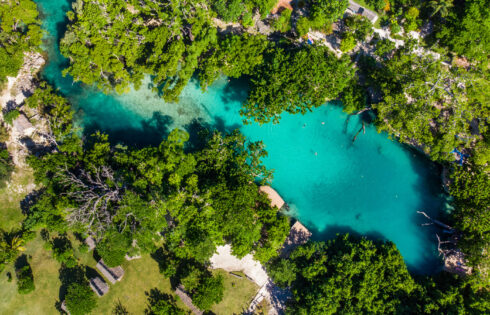 Cette île tropicale est un lieu de retraite pittoresque avec des plages chaudes, des magasins et aucun impôt sur le revenu des personnes physiques