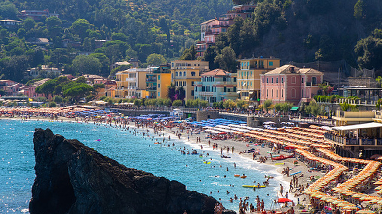 Parasols sur la plage de Monterosso Al Mare
