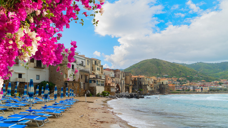 Vue sur la plage de la vieille ville de Cefalù