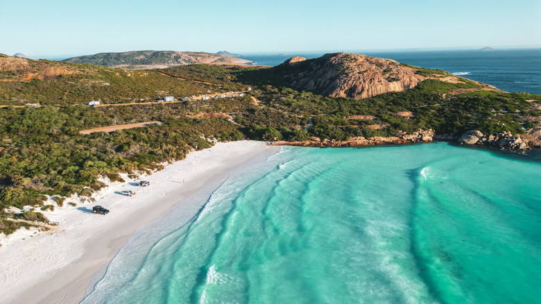 Falaises et promontoire autour du sable blanc et de l'eau turquoise de Wharton Beach, Australie
