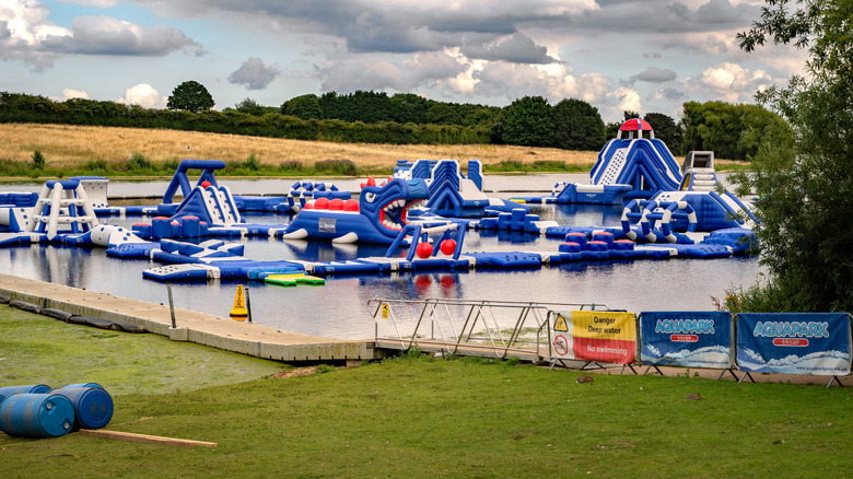 Obstacles gonflables au parc aquatique Rutland Water en Angleterre