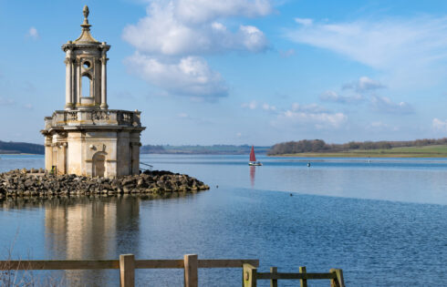 Le plus grand lac artificiel d'Angleterre est un paradis de vacances avec un parc aquatique et une réserve naturelle