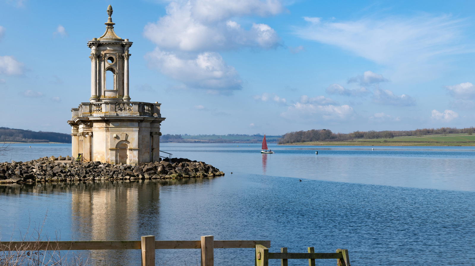 Le plus grand lac artificiel d'Angleterre est un paradis de vacances avec un parc aquatique et une réserve naturelle