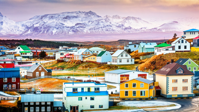 Les bâtiments colorés de la ville de Stykkisholmur, dans l'ouest de l'Islande, avec le glacier en arrière-plan.