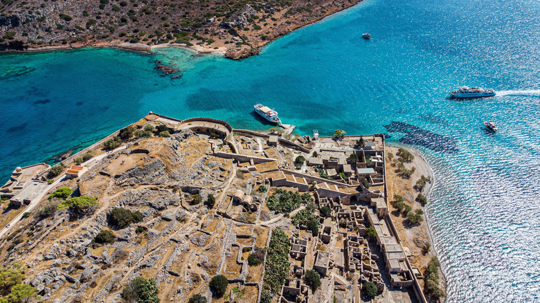 Une photo aérienne d'en haut montrant les ruines en nid d'abeilles des murs en pierre de Spinalonga