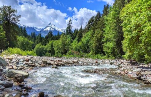 Au nord de Vancouver se trouve le parc lacustre familial du Canada avec pêche, sentiers et vue sur les montagnes