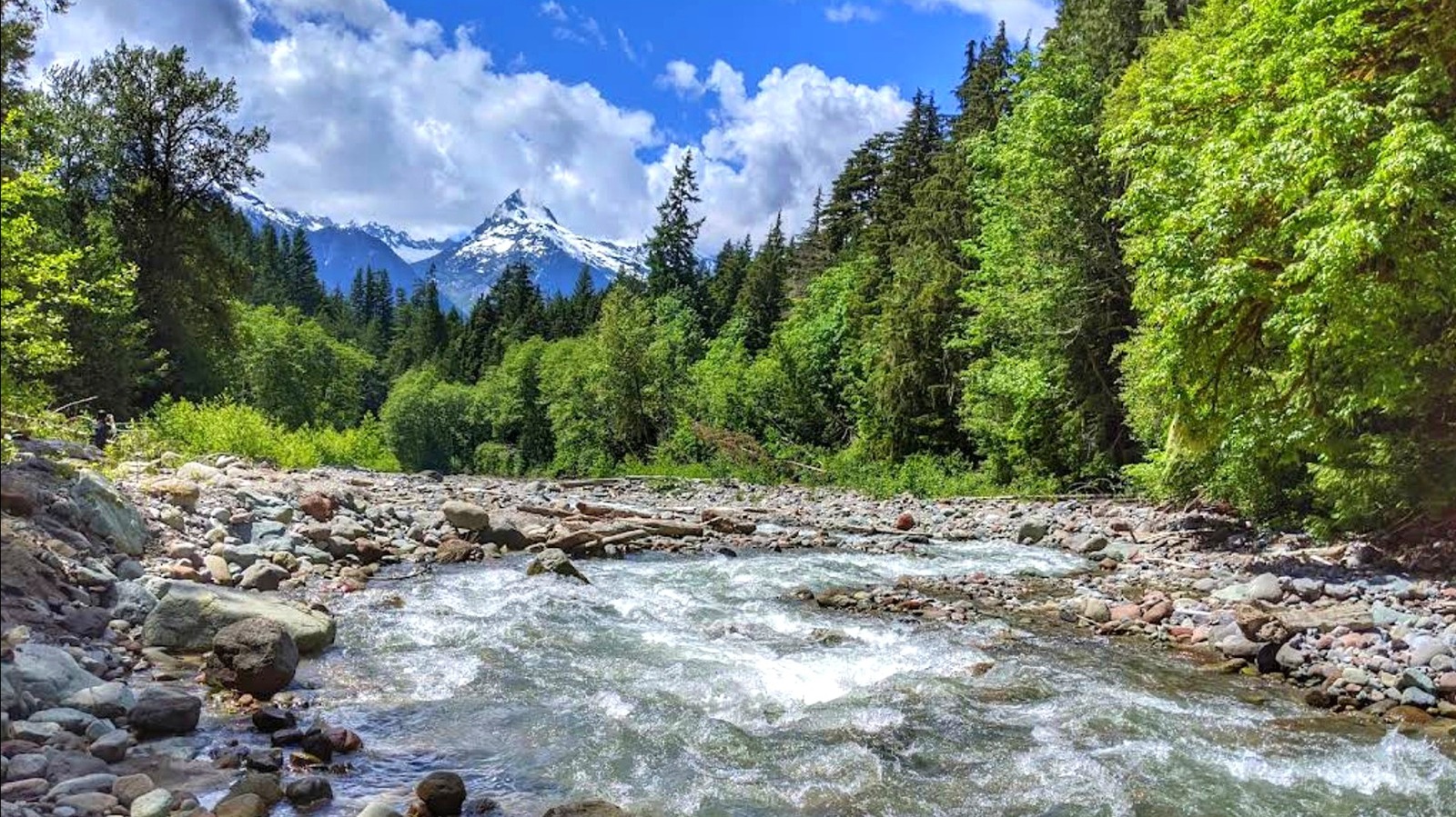 Au nord de Vancouver se trouve le parc lacustre familial du Canada avec pêche, sentiers et vue sur les montagnes