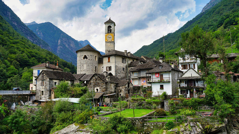 Bâtiments en pierre dans le village de montagne de Lavertezzo en Suisse