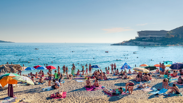 Des gens sur une plage bondée se prélassant au soleil