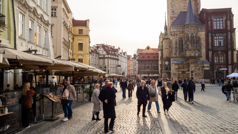 Touristes se promenant autour de la place de la Vieille Ville à Prague