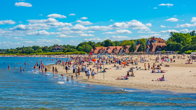 Les gens se rassemblent sur la plage de Sopot, en Pologne