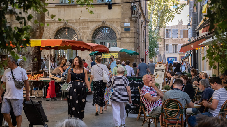 Marché en plein air animé à Aix-en-Provence, France