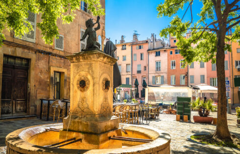 La « ville aux mille fontaines » cosmopolite de France regorge d'ambiances artistiques et de marchés en plein air animés