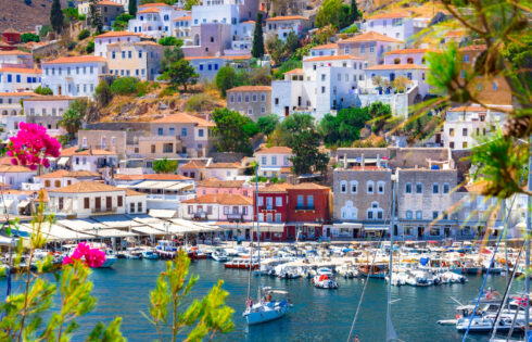 L'île grecque adaptée aux personnes âgées est une oasis sans voiture avec des plages à couper le souffle et des attractions uniques