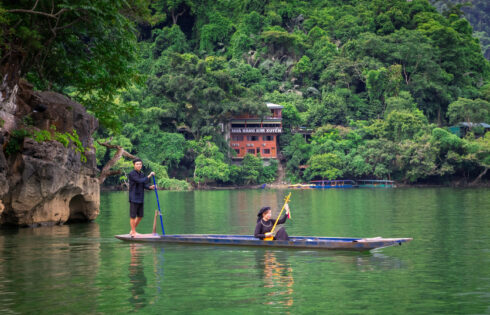 Le plus grand lac du Vietnam est un ancien parc national entouré de montagnes et de forêts