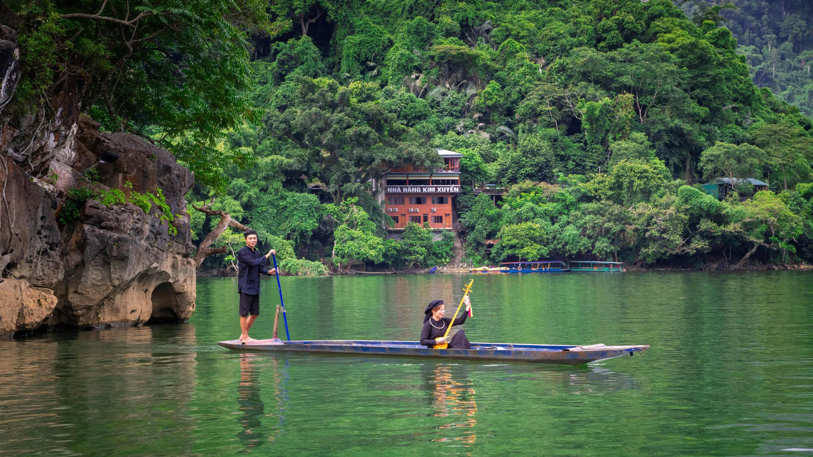 Le plus grand lac du Vietnam est un ancien parc national entouré de montagnes et de forêts