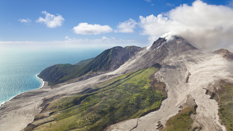 Le volcan Soufrière Hills à Montserrat avec la mer des Caraïbes en arrière-plan par une journée ensoleillée