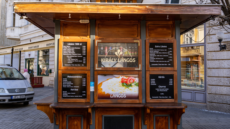 Un kiosque vendant des làngos au centre-ville de Budapest