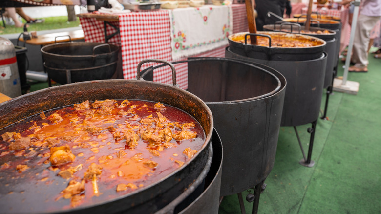 Des chaudrons de goulasch hongrois mijotent lors d'un festival de rue à Budapest
