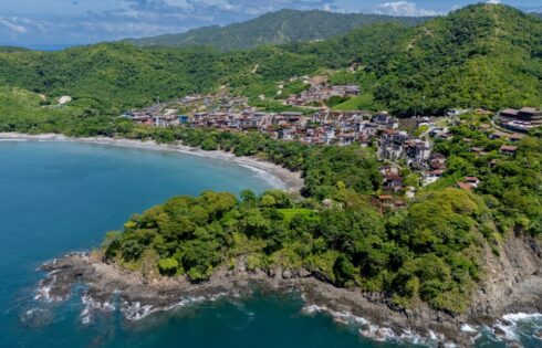 La « côte amalfitaine du Costa Rica » est une communauté de villégiature sans voiture et accessible à pied avec des ambiances et des plages européennes