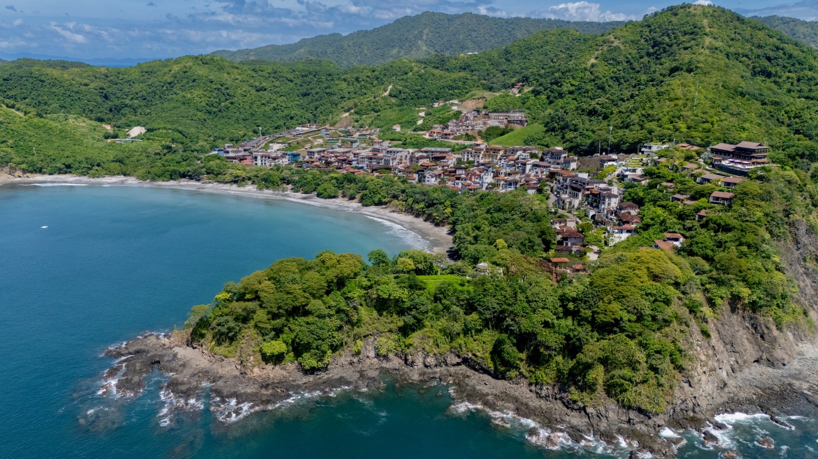 La « côte amalfitaine du Costa Rica » est une communauté de villégiature sans voiture et accessible à pied avec des ambiances et des plages européennes