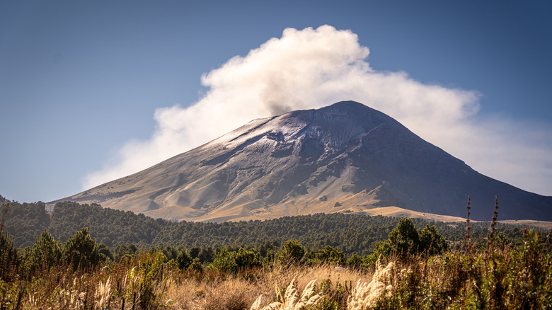 Une vue du stratovolcan actif Popocatépetl