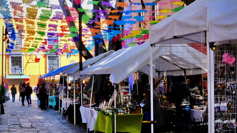Marchés aux décorations colorées à Puebla, Mexique