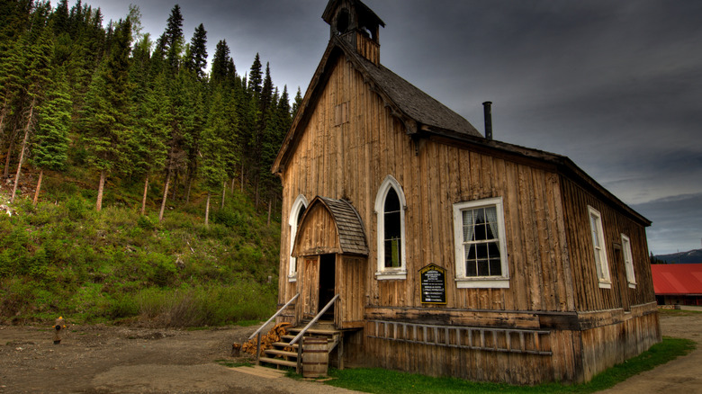 Vieille église en bois dans la ville abandonnée de Barkerville, en Colombie-Britannique
