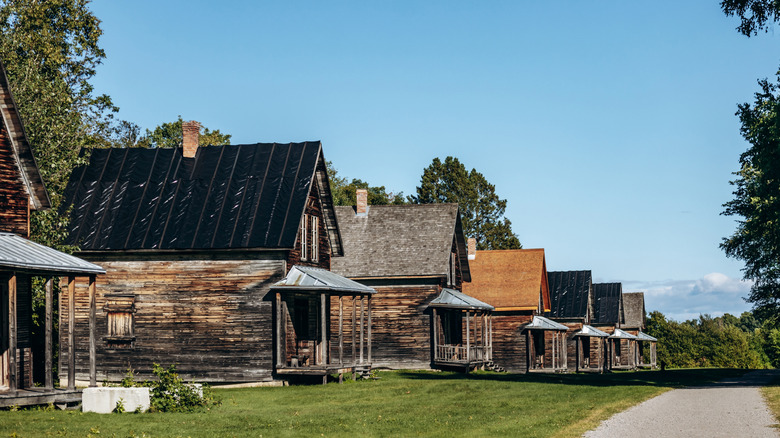 maisons en bois abandonnées alignées à Val-Jalbert, Québec
