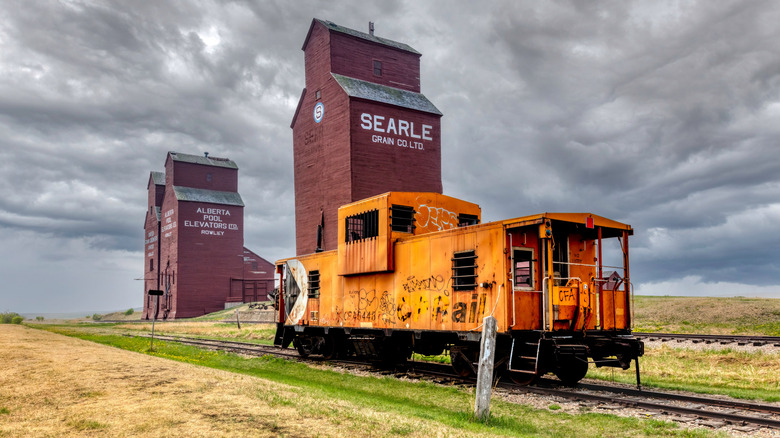 Des silos à grains et un wagon d'époque dans la ville fantôme abandonnée de Rowley en Alberta, Canada