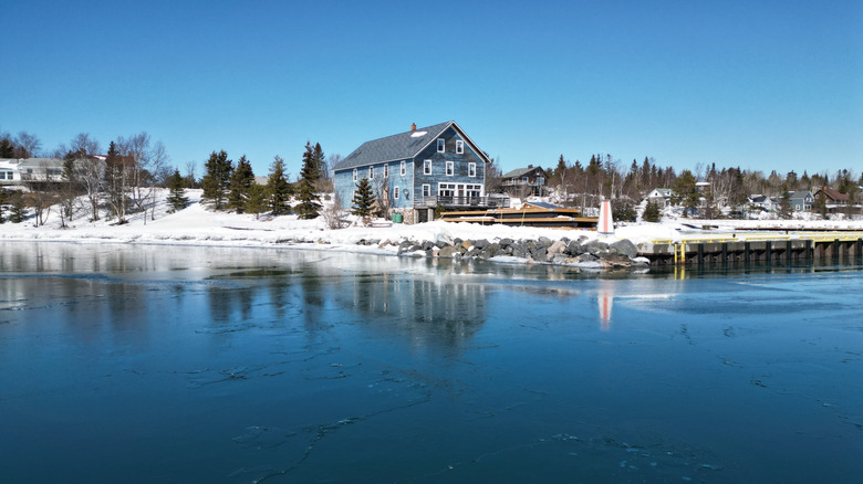Silver Islet General Store au bord du lac pendant l'hiver avec de la neige en Ontario, Canada