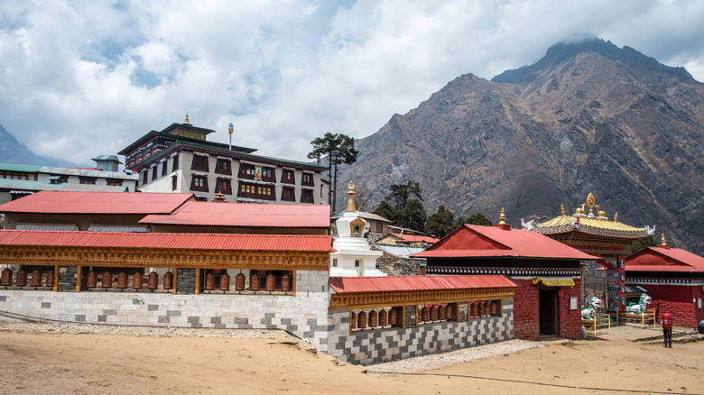 Les bâtiments du monastère de Tengboche se dressent sous des sommets escarpés