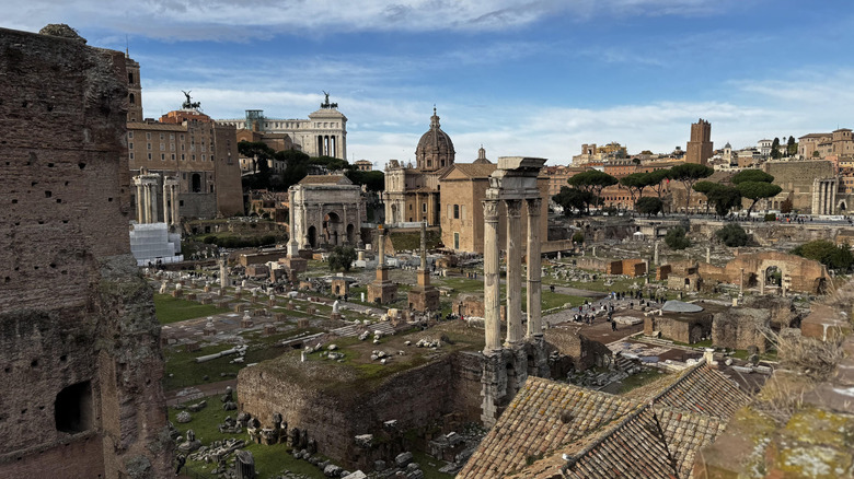 Vue des ruines du Forum romain pendant la journée