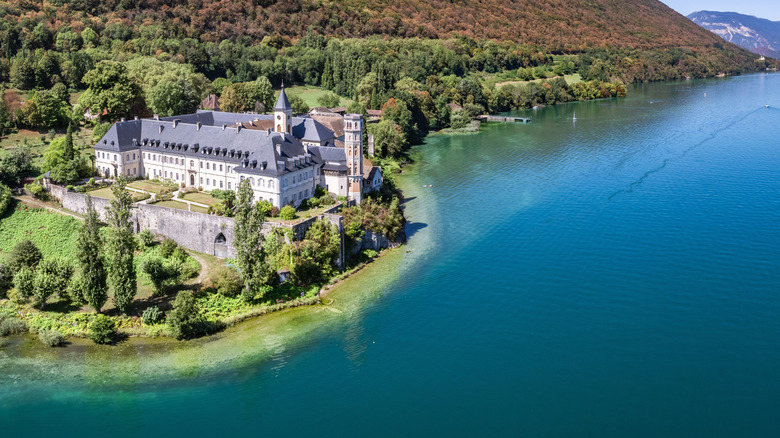 Vue aérienne du château sur le Lac du Bourget