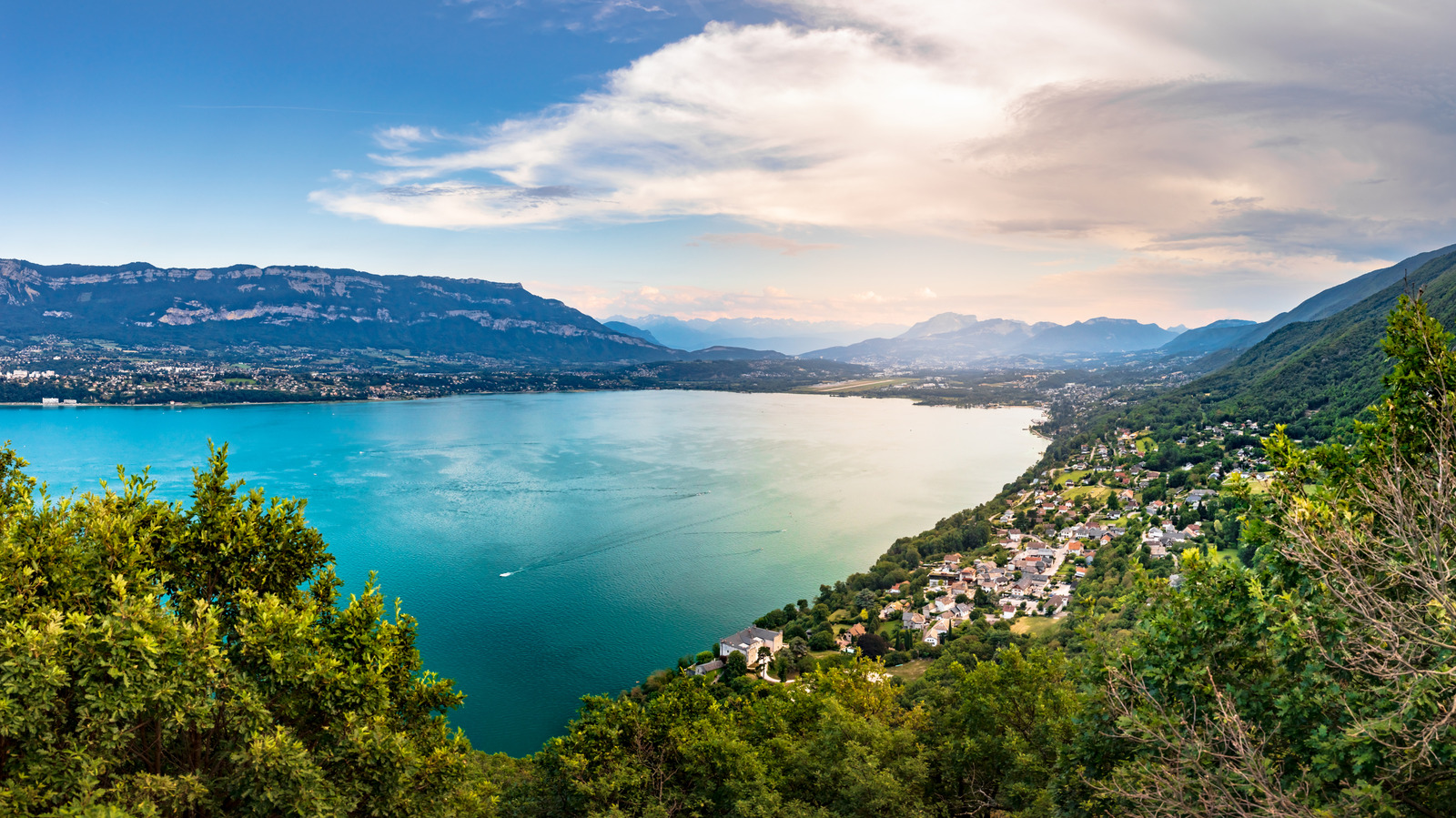 Le lac le plus grand et le plus profond de France, entièrement situé à l'intérieur de ses frontières, est d'une beauté à couper le souffle pour la pêche et la navigation de plaisance.