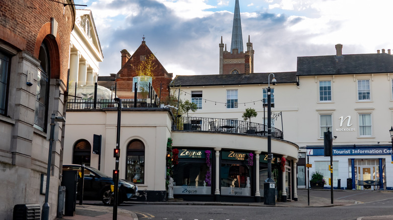 Vue sur la place du marché et le bar-terrasse de Bishop's Stortford, Angleterre