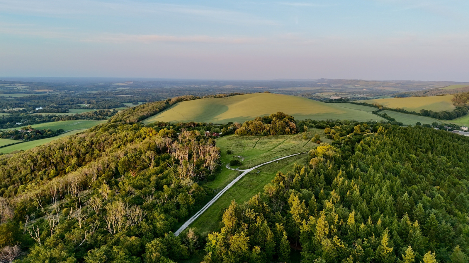 « La porte d'entrée de l'Angleterre » est un parc national avec des falaises balayées par le vent et des forêts anciennes. Une excursion d'une journée rapide au départ de Londres