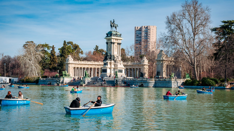Bateaux sur le lac du parc du Retiro à Madrid