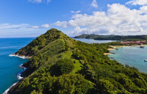 Le parc national côtier des Caraïbes de Sainte-Lucie offre un fort historique, des sentiers et des plages venteuses