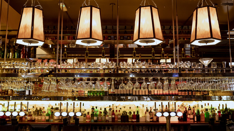 Image d'un bar de pub britannique avec des verres et de l'alcool tapissant le mur et le comptoir