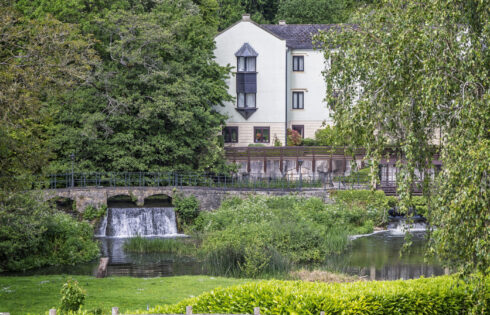 Entre Bristol et Bath se trouve une ville avec des promenades animées au bord de la rivière, de charmantes boutiques du centre-ville et des pubs